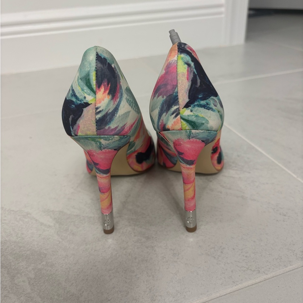 Guess Multicolor Abstract Heels